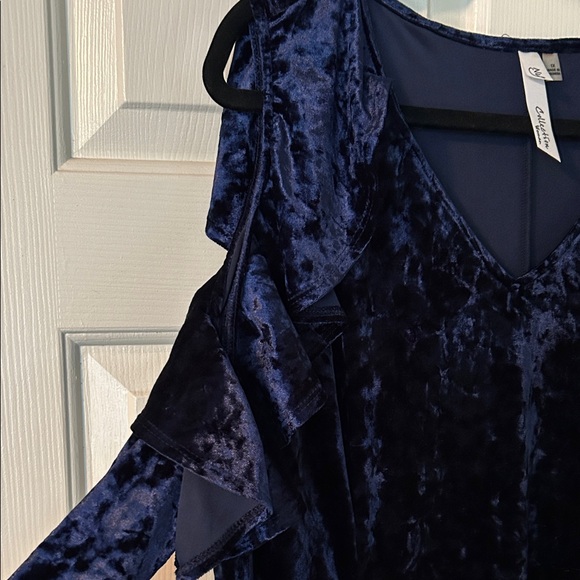 Elegant Navy Blue Velvet Dress - Picture 2 of 3